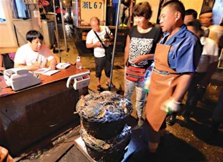 Fresh seafood hits Qingdao market as summer fishing ban ends