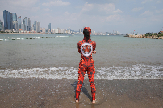 Eye-catching face-kini creates waves in Qingdao