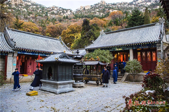 Lives of Taoist priests on Laoshan Mountain