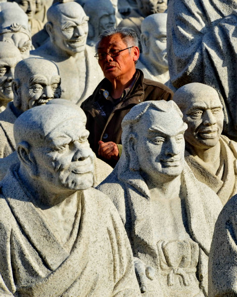 Former PLA pilot creates Silk Road statues for Italy