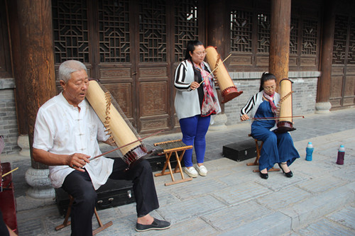 Overseas media delegation takes a culture tour in Qingzhou