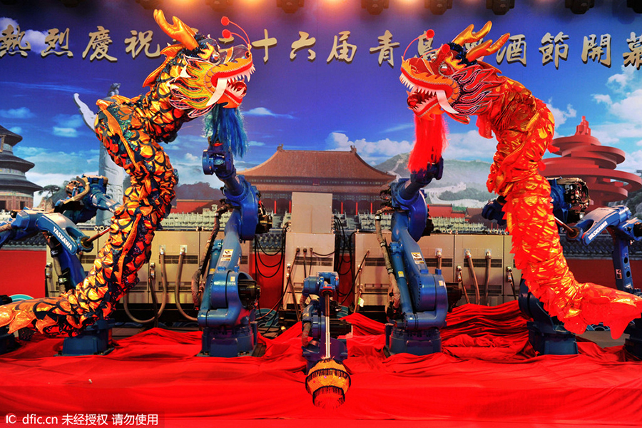 Amazing robots work hard at Qingdao beer fest