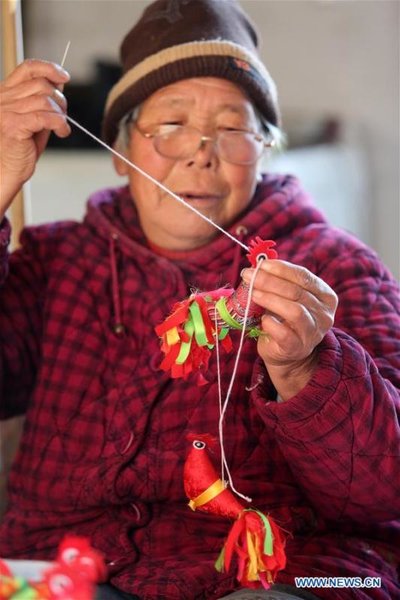 Shandong folk artist makes rooster dolls