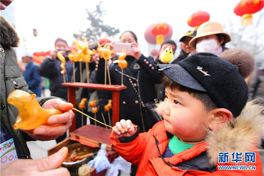 Qingdao folk fair gains popularity on opening day