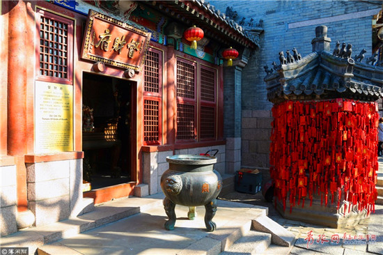 Explore traditional folk arts at Qingdao Tianhou Palace