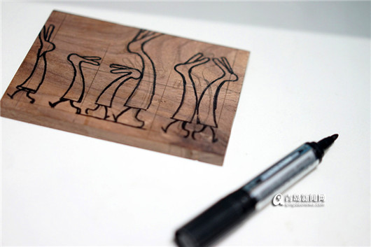 Young Qingdao carpenter's fun of making wooden rabbits