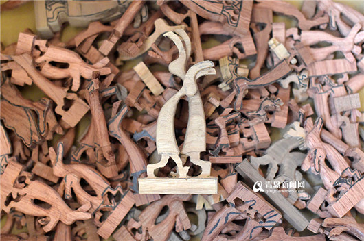 Young Qingdao carpenter's fun of making wooden rabbits