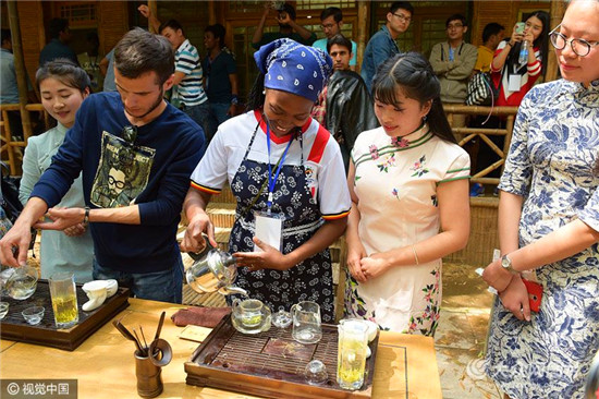 Overseas students experience tea culture in Qingdao