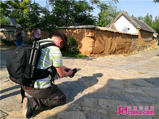 German photographers beguiled by quaint Qufu