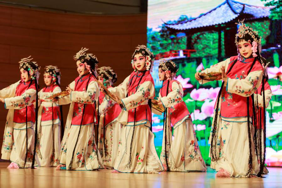 Students perform Peking Opera in Shandong