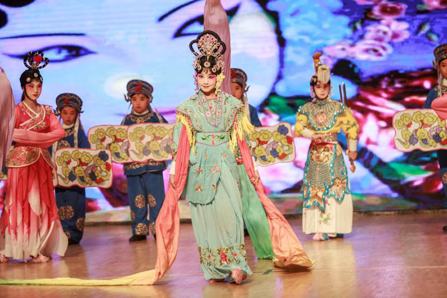 Students perform Peking Opera in Shandong