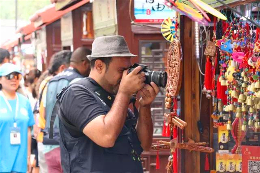 Foreign photographers record Jinan