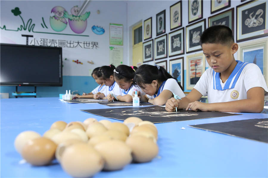 Students make eggshell paintings to remember war heroes