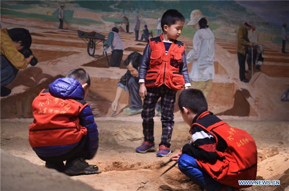 Children experience simulated archaeological excavation at Shandong Museum