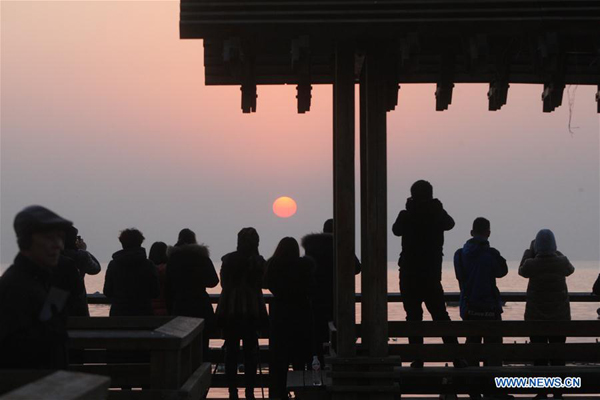 People view sunrise on New Year's Day in Yantai