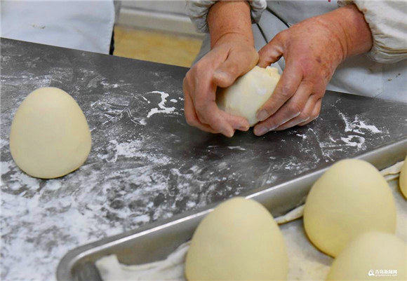 Have a bite of Wanggezhuang giant mantou