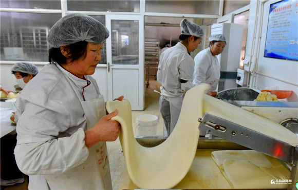 Have a bite of Wanggezhuang giant mantou