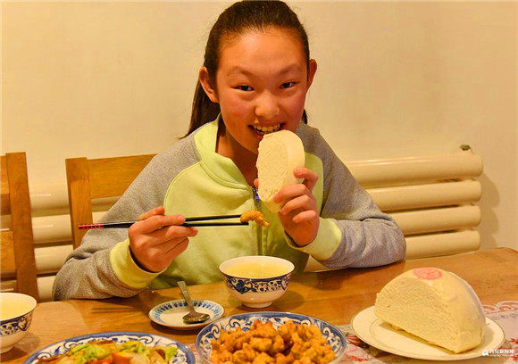 Have a bite of Wanggezhuang giant mantou