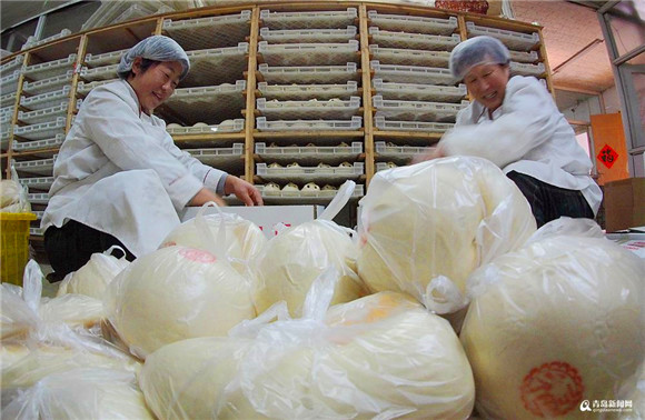 Have a bite of Wanggezhuang giant mantou