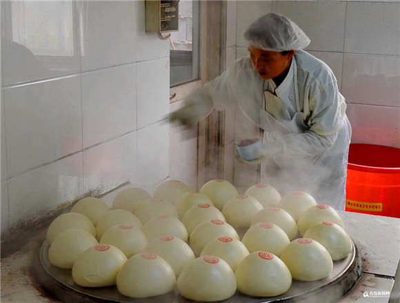 Have a bite of Wanggezhuang giant mantou