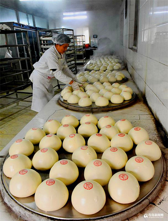 Have a bite of Wanggezhuang giant mantou