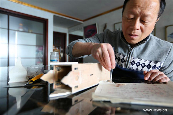 Man makes miniatures of Qingdao's old buildings by shells and wood