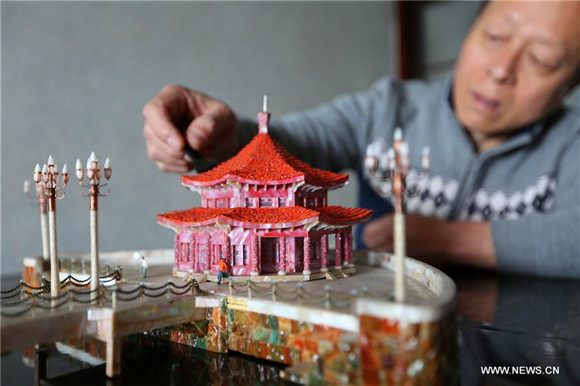 Man makes miniatures of Qingdao's old buildings by shells and wood