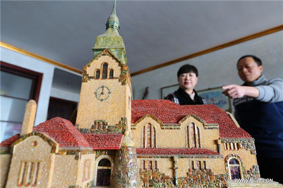 Man makes miniatures of Qingdao's old buildings by shells and wood