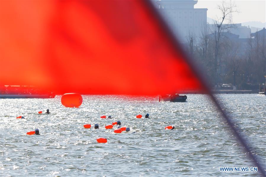 Over 1,000 swimmers participate in winter swimming competition in East China