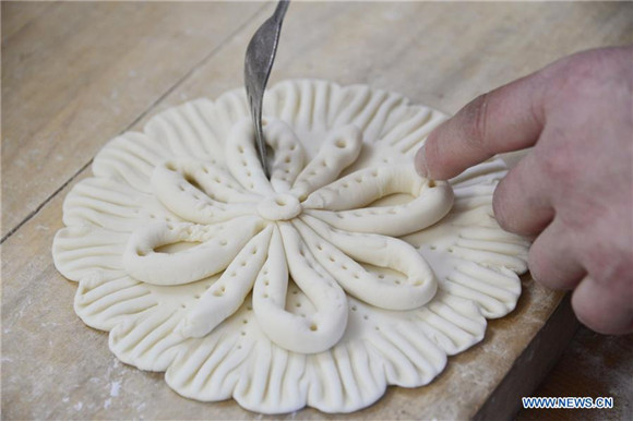 Steamed buns made to convey meaning of better life during Spring Festival