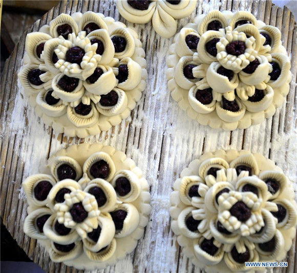 Steamed buns made to convey meaning of better life during Spring Festival