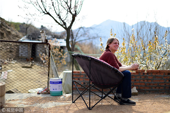 American man translates Chinese classics in 10 years