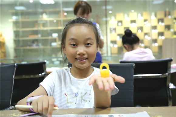 Children learn peach pit carving in Shandong