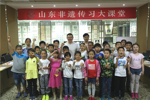 Children learn peach pit carving in Shandong