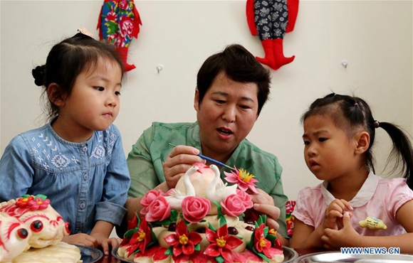 Students learn making skills of steamed buns in Shandong