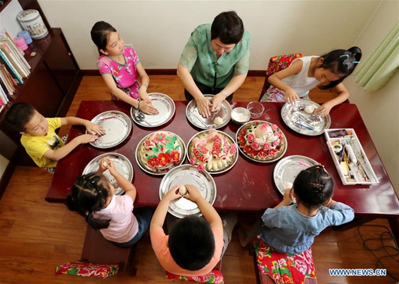 Students learn making skills of steamed buns in Shandong