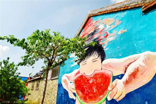 Exquisite mural paintings add to Tai'an village's beauty