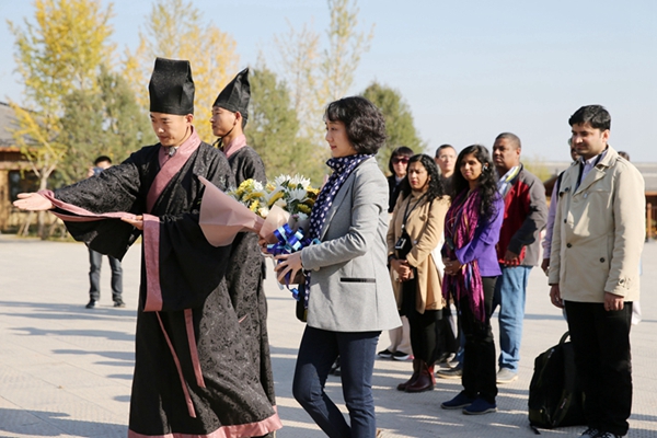 Foreign reporters experience traditional culture in Qufu