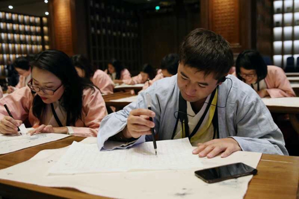 Foreign reporters experience traditional culture in Qufu