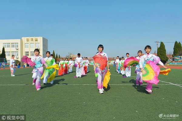 Yangko dance enriches school life in Qingdao