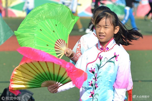 Yangko dance enriches school life in Qingdao