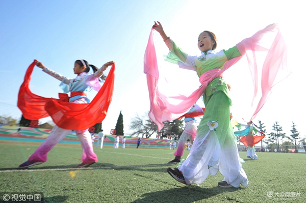 Yangko dance enriches school life in Qingdao