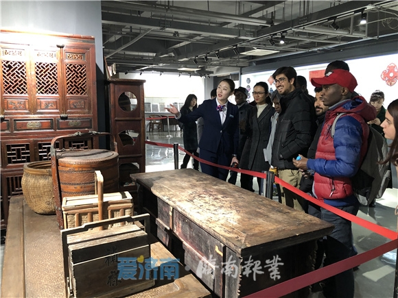 Expats experience traditional culture in Jinan