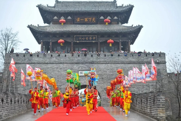 Gearing up for Spring Festival shopping at Taierzhuang ancient town