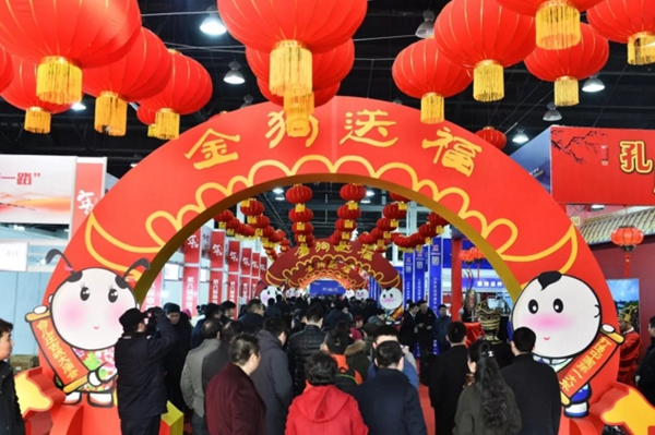 Gearing up for Spring Festival shopping at Taierzhuang ancient town