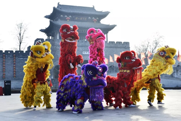 Gearing up for Spring Festival shopping at Taierzhuang ancient town