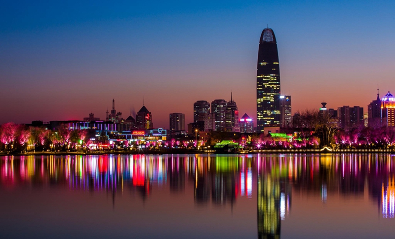 Enjoy night view of Daming Lake in Jinan