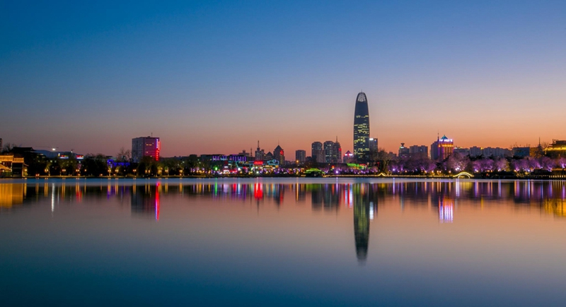 Enjoy night view of Daming Lake in Jinan