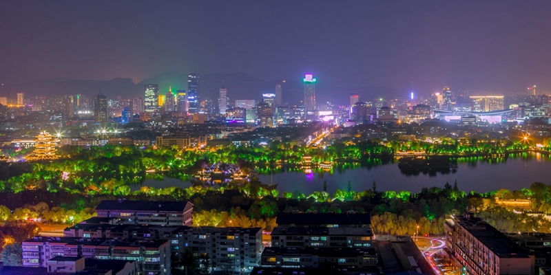 Enjoy night view of Daming Lake in Jinan