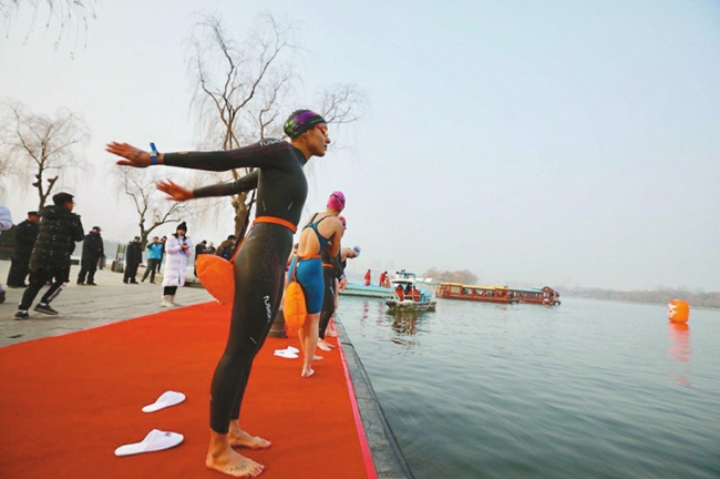 In pics：Swimmers from across the world brave icy water in Jinan